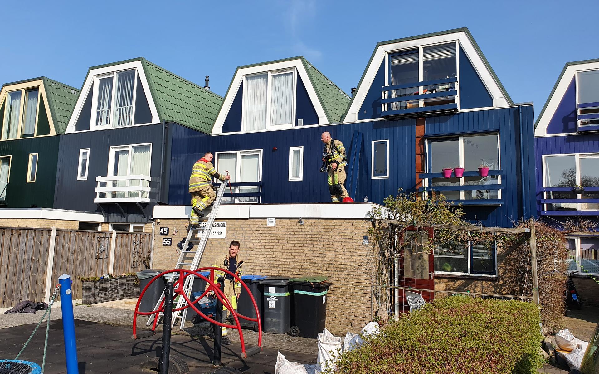 Dakdekkers Zetten Per Ongeluk Dak In Brand Aan De Archipel In Lelystad